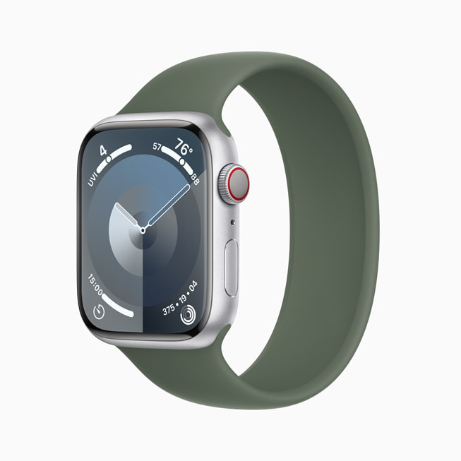 Gümüş rengi alüminyum kasa Apple Watch Series 9 ve klasik zeytin yeşili Solo Loop.