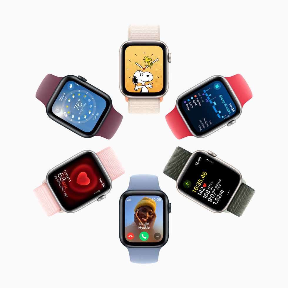 Farklı renklerde kayışlara sahip Apple Watch SE modellerinde yeni Snoopy saat kadranını, Hava Durumu uygulamasını, uyku evrelerini, devam eden bir antrenmanı, bir akadaştan gelen bir aramayı ve bir kullanıcının kalp atışı hızı verilerini gösteren altı adet ekran.