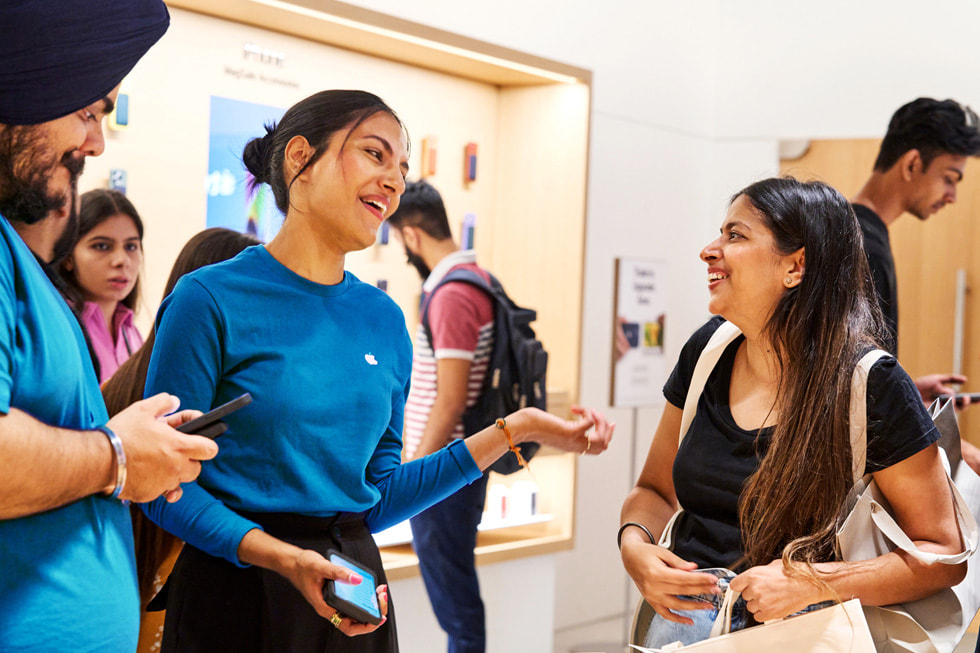 En Apple-spesialist i en Apple Store-butikk i Delhi.