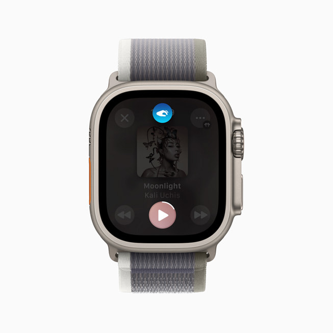 Bir kullanıcının Apple Watch Ultra 2 aygıtında bir şarkı çalıyor.