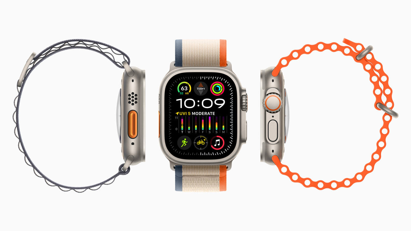 Beyaz bir arka planın önünde ikisi yandan, biri ise önden olmak üzere üç Apple Watch Ultra 2 aygıtı gösteriliyor.