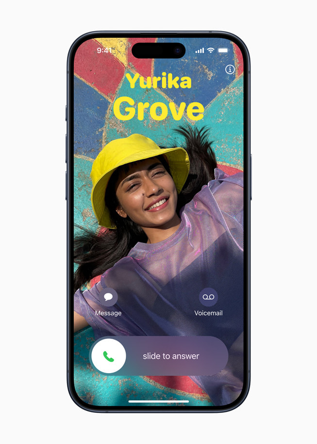 iPhone 15 Pro’daki iOS 17’de yeni Kişi Posterleri deneyimi.
