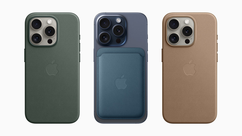 Üç iPhone 15 Pro aygıtında yeni MagSafe özellikli Mikro Dokuma Kılıf ve bir tanesinde MagSafe özellikli Mikro Dokuma Cüzdan.