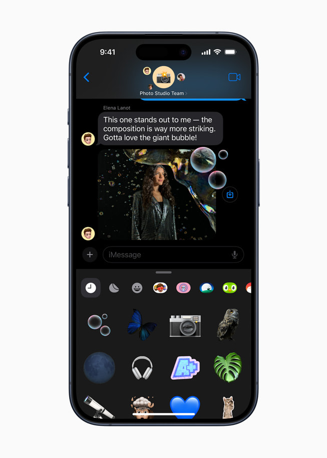 iPhone 15 Pro’daki iOS 17’de yeni Canlı Çıkartmalar deneyimi.
