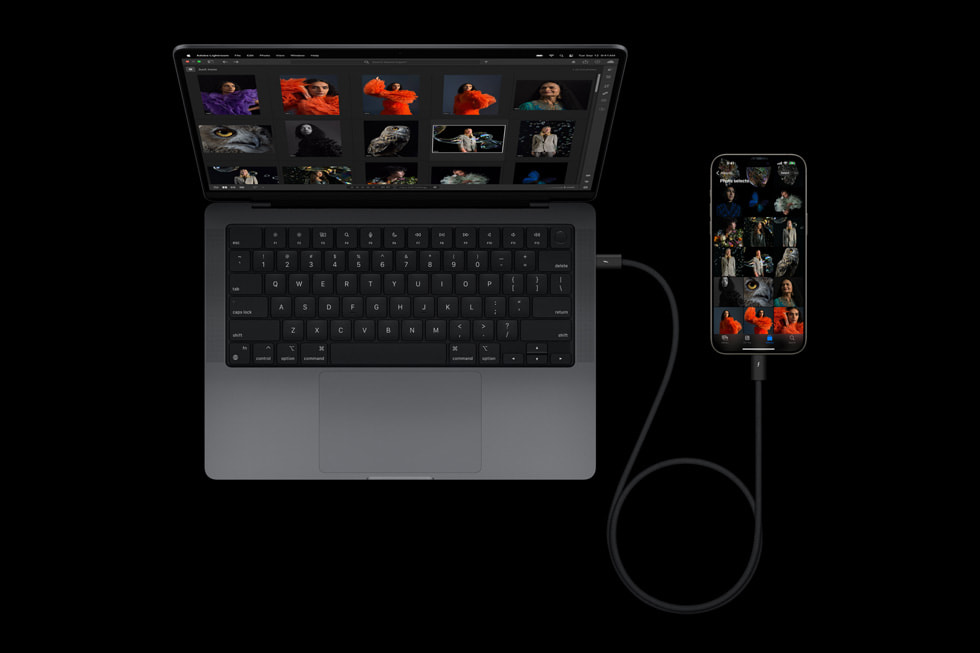 USB-C kablosuyla MacBook Pro’ya bağlanmış bir iPhone 15 Pro.