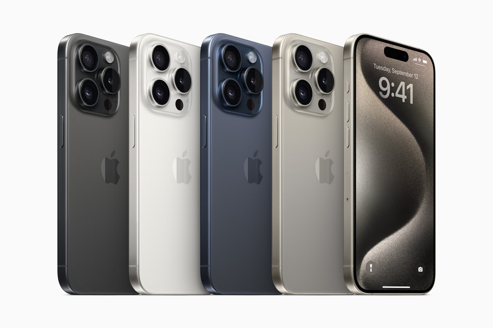 Siyah titanyum, beyaz titanyum, mavi titanyum ve natürel titanyum renk seçenekleriyle iPhone 15 Pro.