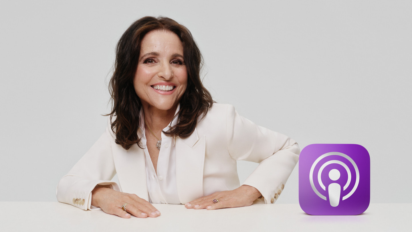 Et portrett av Julia Louis-Dreyfus med det fysiske Apple Podcasts-trofeet.