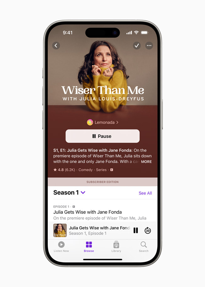 Podkastsiden til Wiser Than Me med Julia Louis-Dreyfus vist på en iPhone 15 Pro.