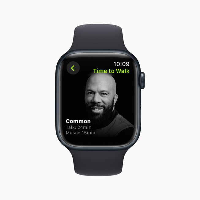 وقت المشي مع كومون معروض على iPhone وApple Watch.