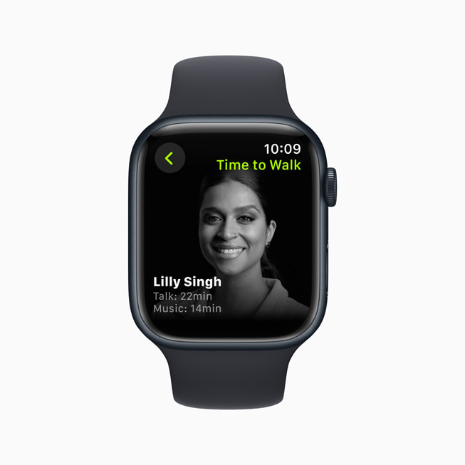 وقت المشي مع ليلي سينغ معروض على iPhone وApple Watch.
