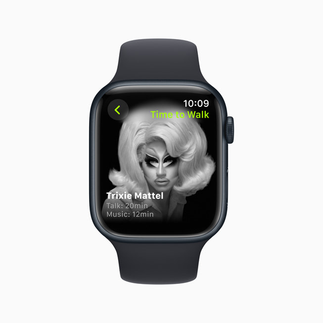 وقت المشي مع تريكسي ماتيل معروض على iPhone وApple Watch.