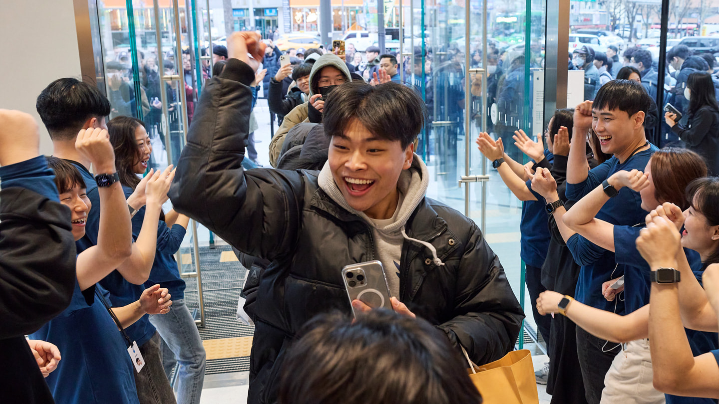 Apple 팀원들이 Apple 홍대 개장 현장을 방문한 고객들을 맞이하고 있다.