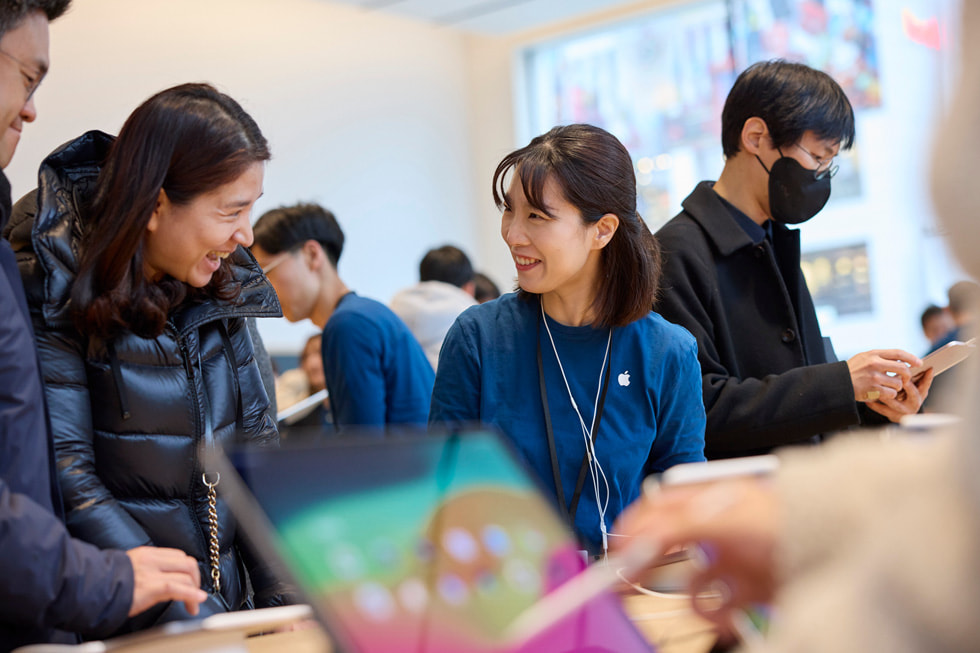 iPad 제품군을 고객에게 소개하는 Apple 리테일 팀원의 모습.
