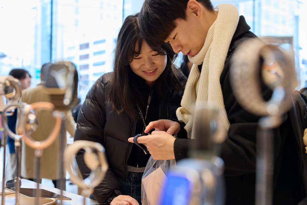 Apple Watch 제품군을 살펴보고 있는 고객들의 모습.