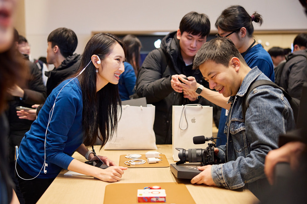 Apple 팀원이 고객의 제품 구매를 지원하고 있다. 