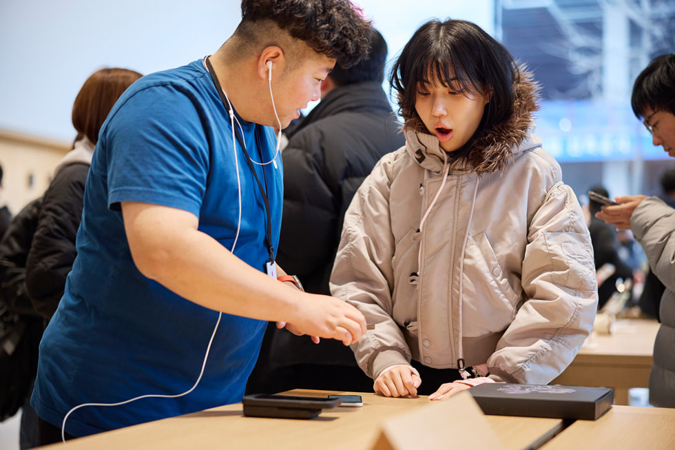 Apple 팀원이 고객의 제품 구매를 지원하는 모습.