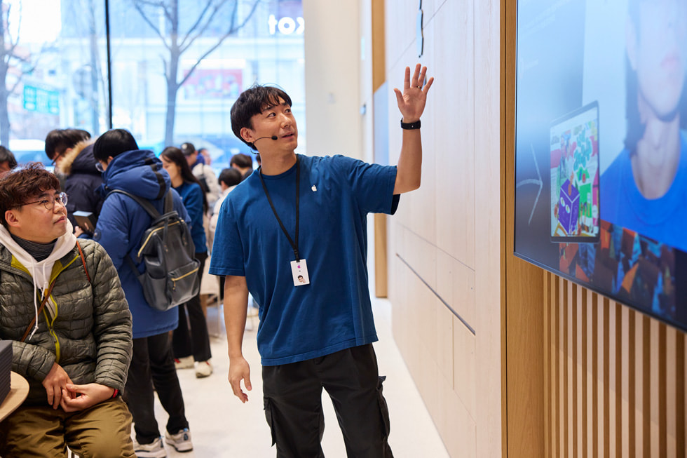 빈지노가 참여하는 Today at Apple Pop-Up Studio 세션을 소개하는 팀원의 모습.