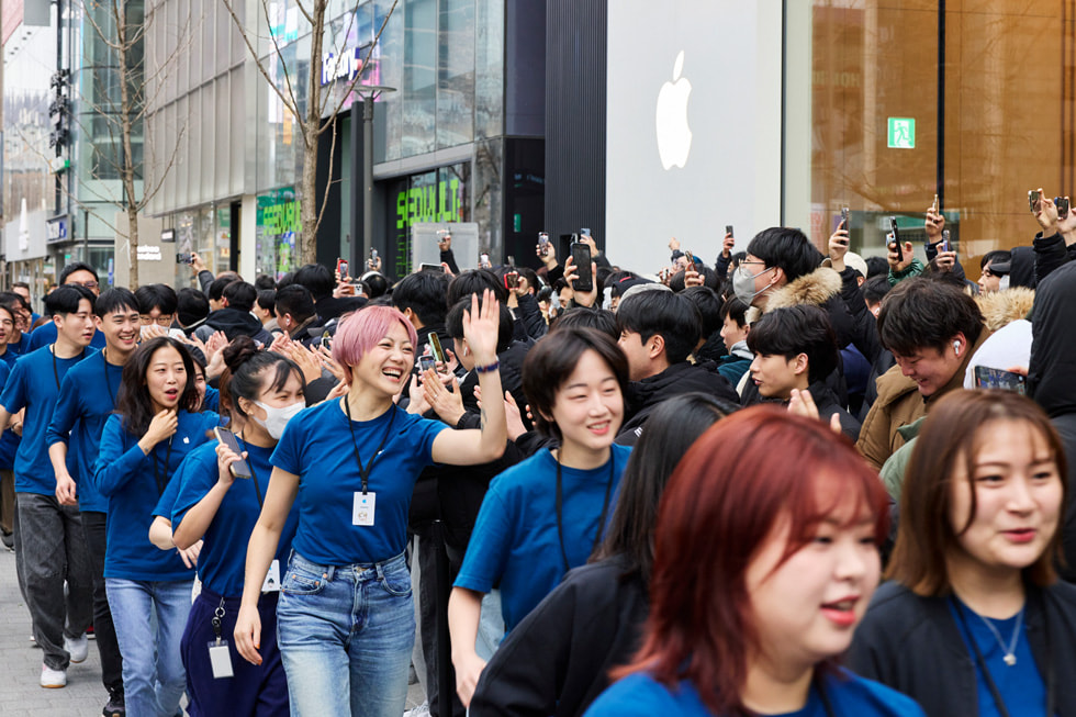 Apple 홍대 매장 밖에서 줄을 이루고 있는 고객 및 팀원 모습.