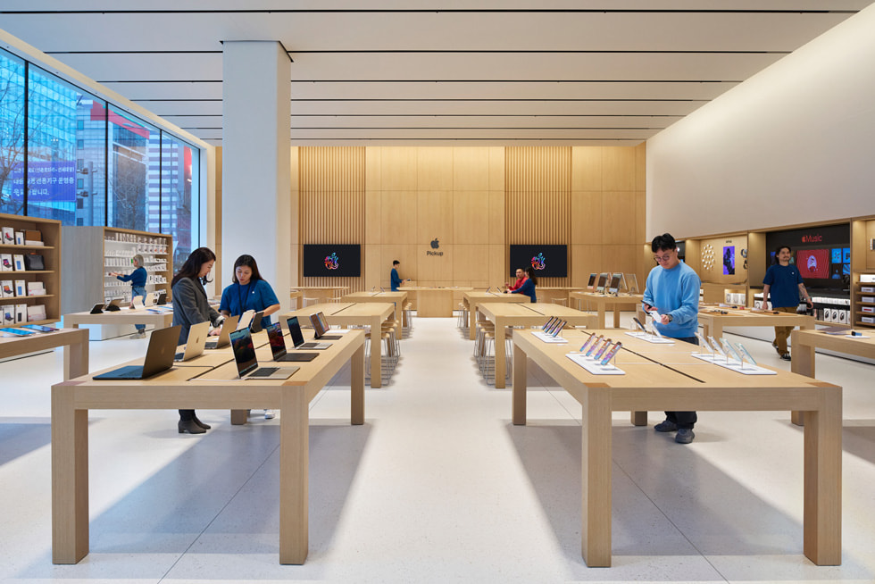 매장 내 최신 Apple 제품들이 진열된 모습.