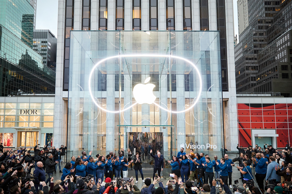 Tim Cook y Deirdre O’Brien afuera de la tienda Apple Fifth Avenue con integrantes del equipo y una multitud de clientes. 