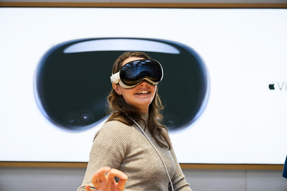 Una clienta en una demostración del Apple Vision Pro.