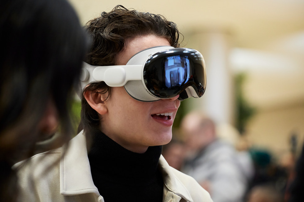 Un cliente se ve emocionado al usar el Apple Vision Pro.