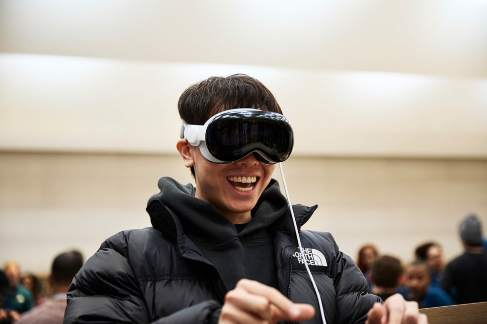 Un cliente que tiene puesto el Apple Vision Pro hace un gesto de pellizco con los dedos. 