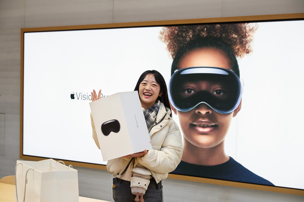 Una jovencita posa con su compra del Apple Vision Pro.