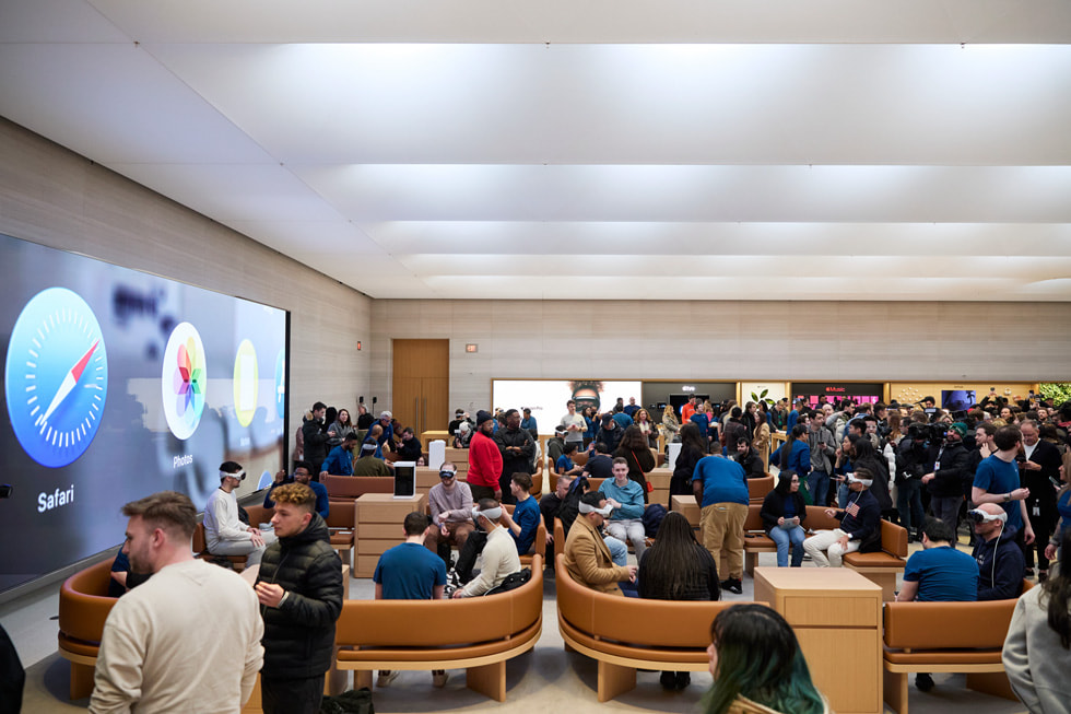 Una multitud dentro de Apple Fifth Avenue por el lanzamiento del Apple Vision Pro.