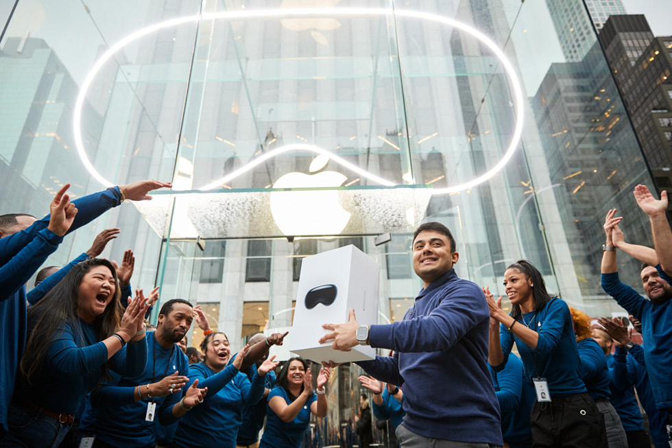El primer cliente sale de Apple Fifth Avenue llevando su Apple Vision Pro.