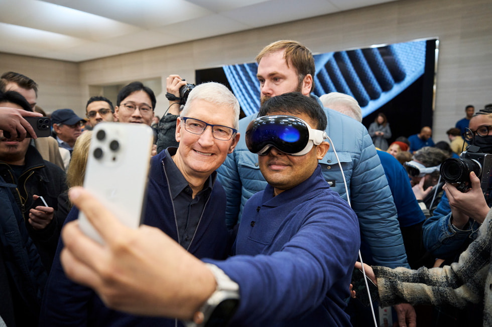 Tim Cook se toma una selfie con un cliente del Apple Vision Pro.