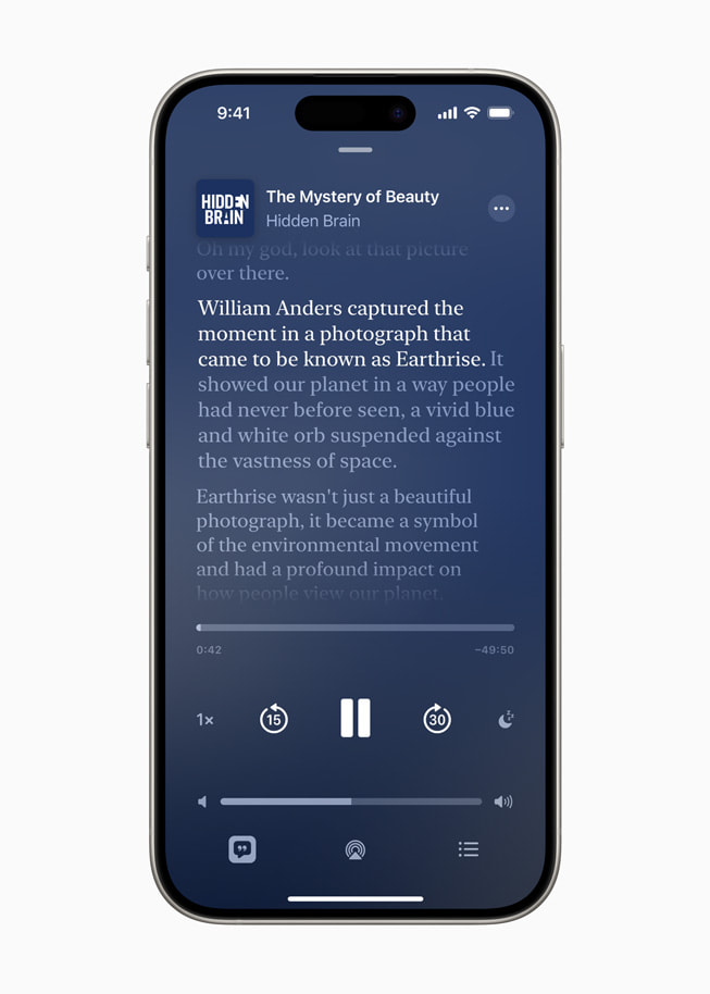 iPhone 15 Pro의 Apple 팟캐스트에서 'Hidden Brain'이라는 채널의 'The Mystery of Beauty' 에피소드 재생 중 전사문이 실시간 보기로 표시돼 있다.