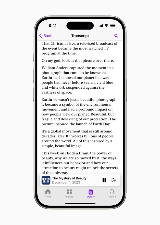 iPhone 15 Pro의 Apple 팟캐스트에서 'Hidden Brain'이라는 팟캐스트의 'The Mystery of Beauty' 에피소드 전사문이 정적 보기로 표시돼 있다.