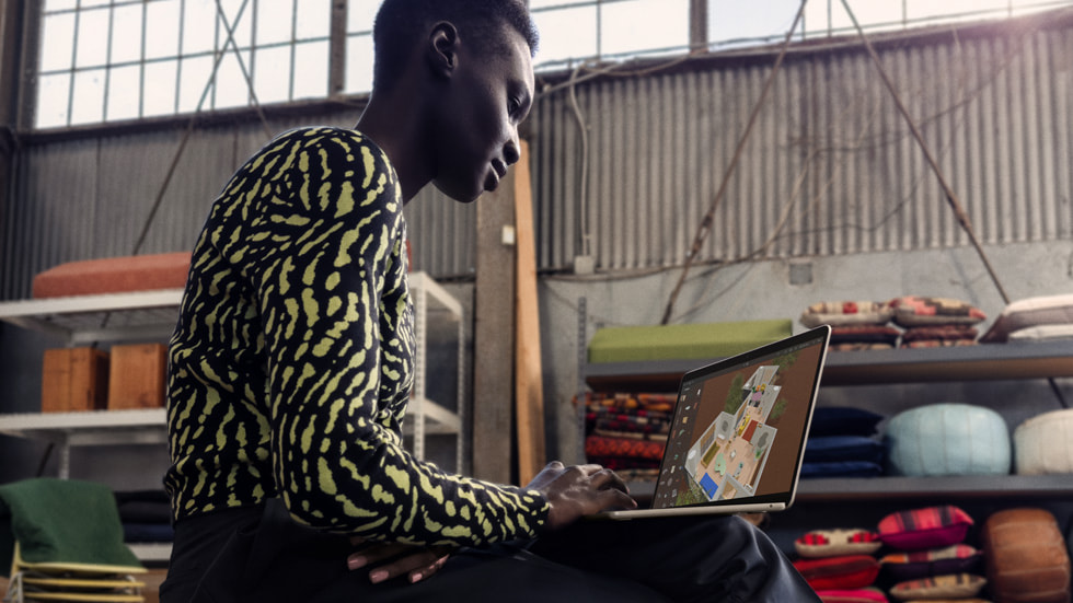 Bir stüdyoda yeni MacBook Air’i kullanan bir kişi.