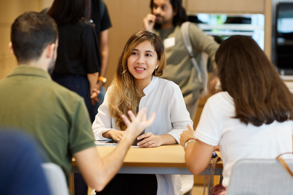 Các nhà phát triển đang cộng tác tại Trung Tâm Nhà Phát Triển Apple Singapore. 