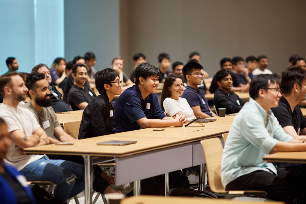 Các nhà phát triển đang tham gia kết nối tại Trung Tâm Nhà Phát Triển Apple Singapore.