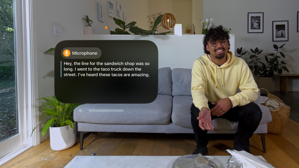 Direkteteksting i visionOS vises fra perspektivet til en Apple Vision Pro-bruker.
