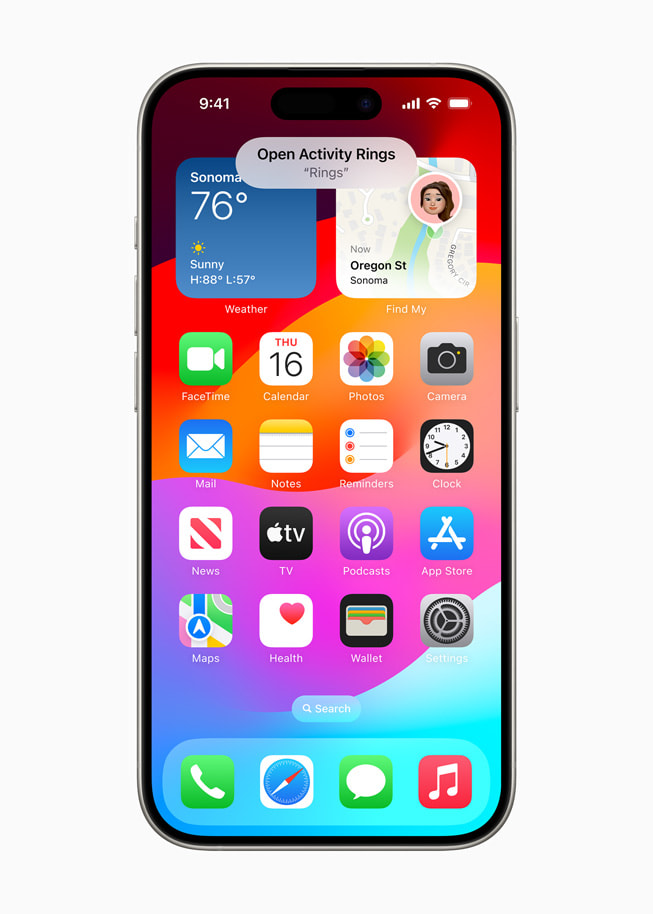 En iPhone 15 Pro som viser et varsel fra talesnarveier med teksten «Open Activity Rings». 