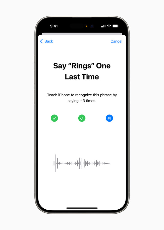 En iPhone 15 Pro der det står «Say ‘Rings’ One Last Time» på skjermen og brukeren blir bedt om si frasen tre ganger for at iPhonen skal kunne gjenkjenne den.