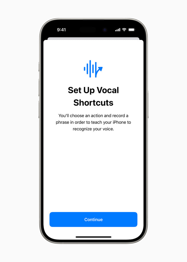 En iPhone 15 Pro der det står «Set Up Vocal Shortcuts» på skjermen og brukeren blir bedt om å velge en handling og spille inn en frase for å lære iPhonen til å gjenkjenne brukerens stemme.