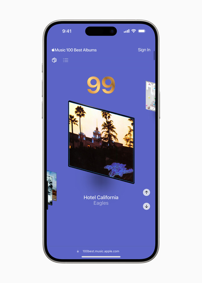 iPhone 15 Pro ekranında En İyi 100 mikro sitesinde 99. sırada yer alan Eagles’ın “Hotel California” albümü gösteriliyor.