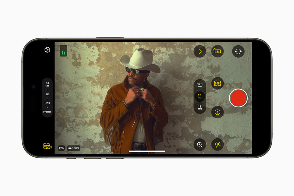 iPad용 Final Cut Pro 2의 새로운 Final Cut Camera가 iPhone 15 Pro에 표시된 모습. 