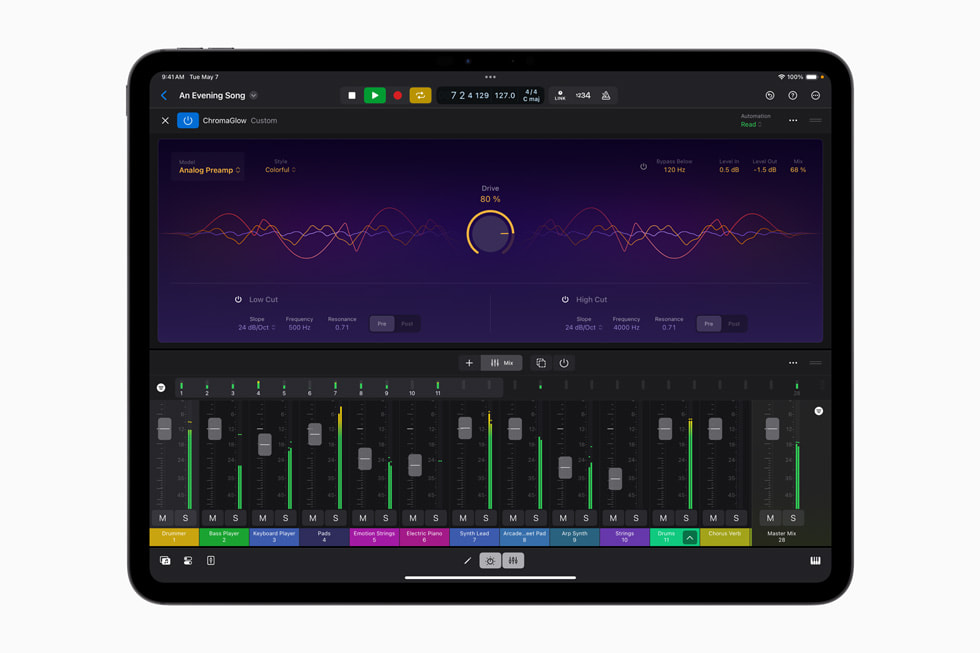iPad용 Logic Pro 2의 ChromaGlow가 iPad Pro에 표시된 모습.