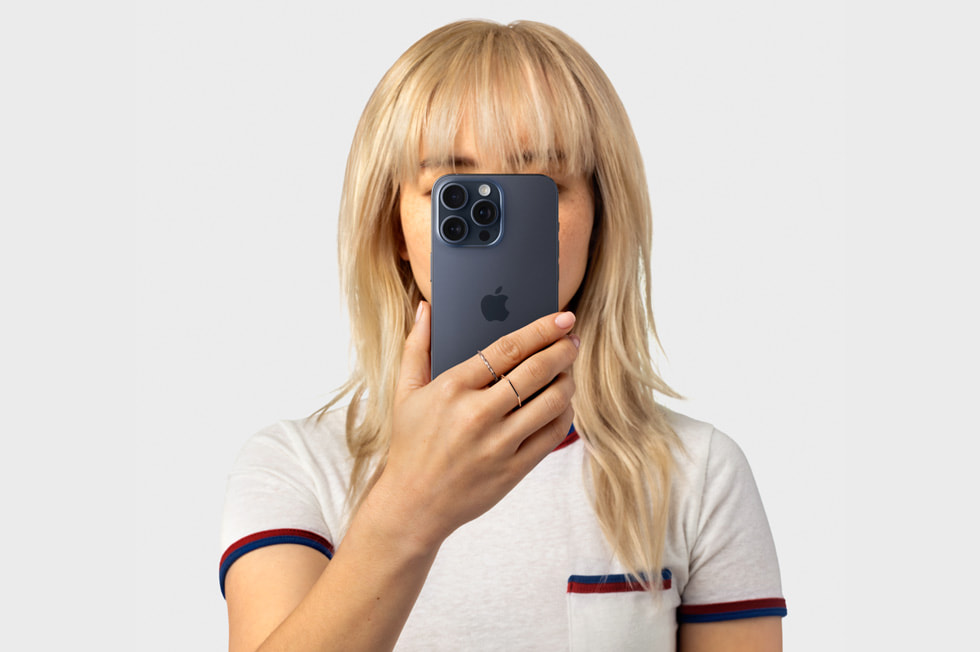Iemand die van dichtbij naar een iPhone 15 Pro kijkt.