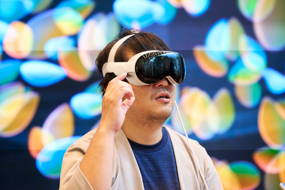Un cliente levanta una mano junto a su rostro mientras usa un Apple Vision Pro.