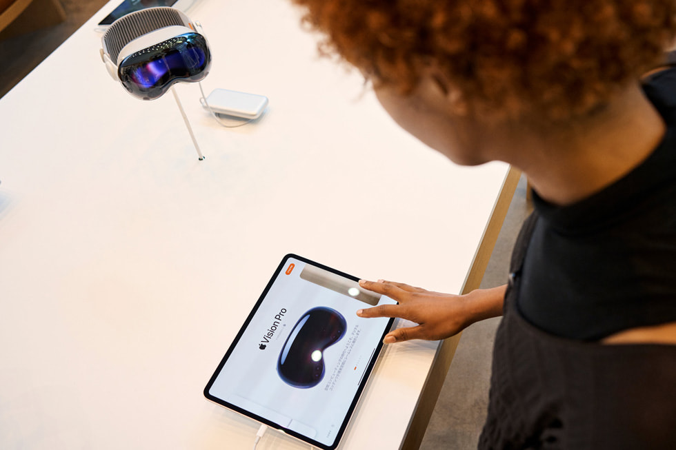 Una clienta lee información sobre Apple Vision Pro en un iPad.