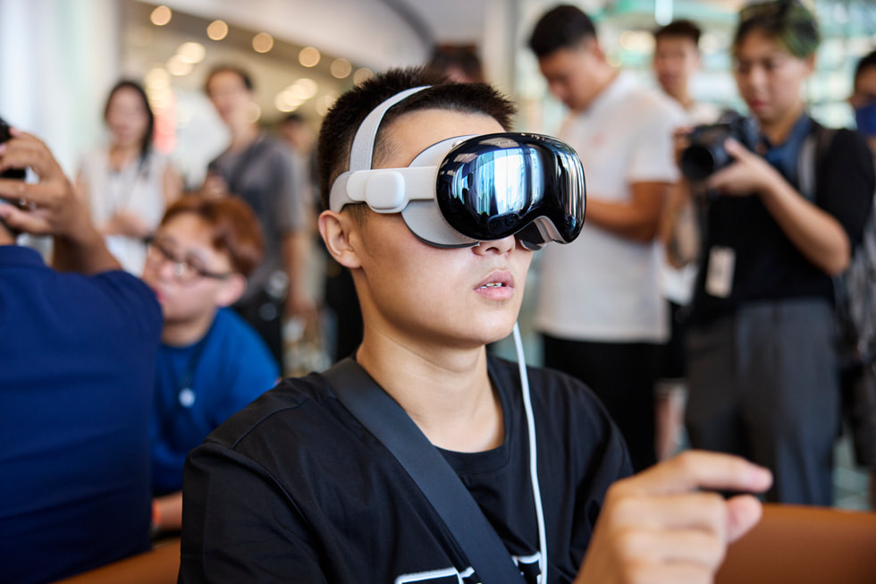 Un cliente con un Apple Vision Pro junta los dedos.