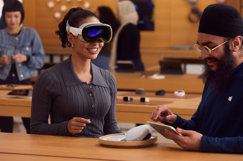 Une cliente essayant l’Apple Vision Pro dans un Apple Store.