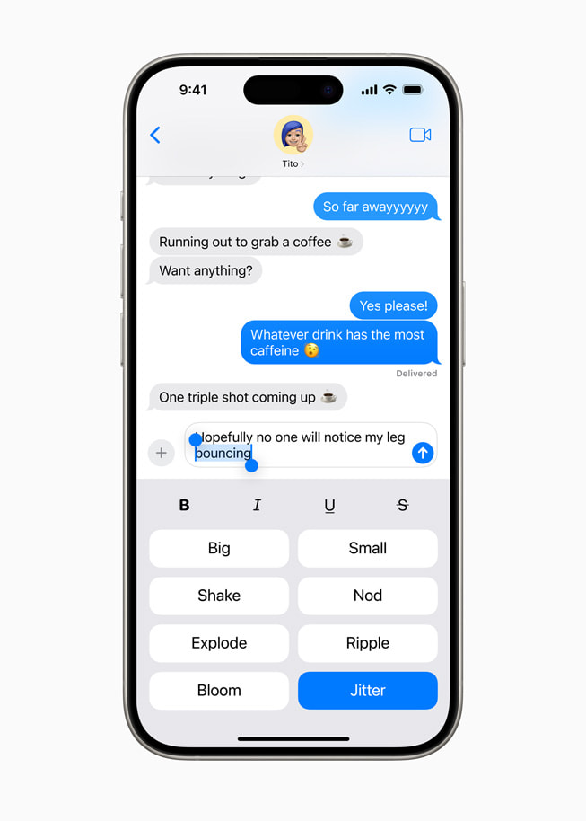 Un iPhone 15 Pro que muestra la redacción de un mensaje con una palabra resaltada y el efecto de rebote seleccionado.