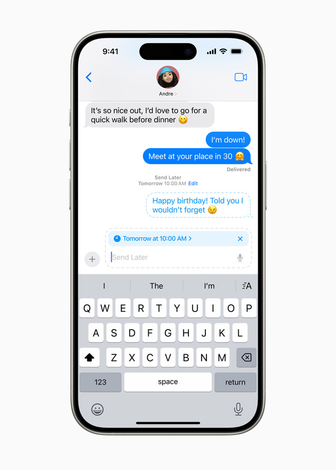 Un iPhone 15 Pro que muestra una felicitación de cumpleaños programada para el día siguiente.